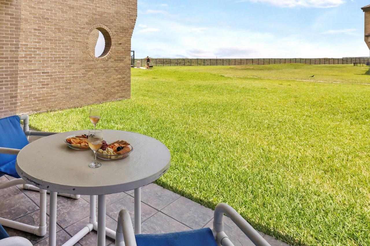 Ground Floor Beachfront Beauty! Steps To The Beach And Pool South Padre Island Buitenkant foto